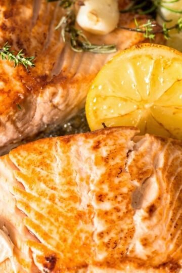 KETO LOW-CARB BAKED SALMON WITH FRESH LEMON, SUGAR-FREE HONEY AND THYME