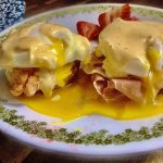 KETO LOW-CARB EGGS BENEDICT